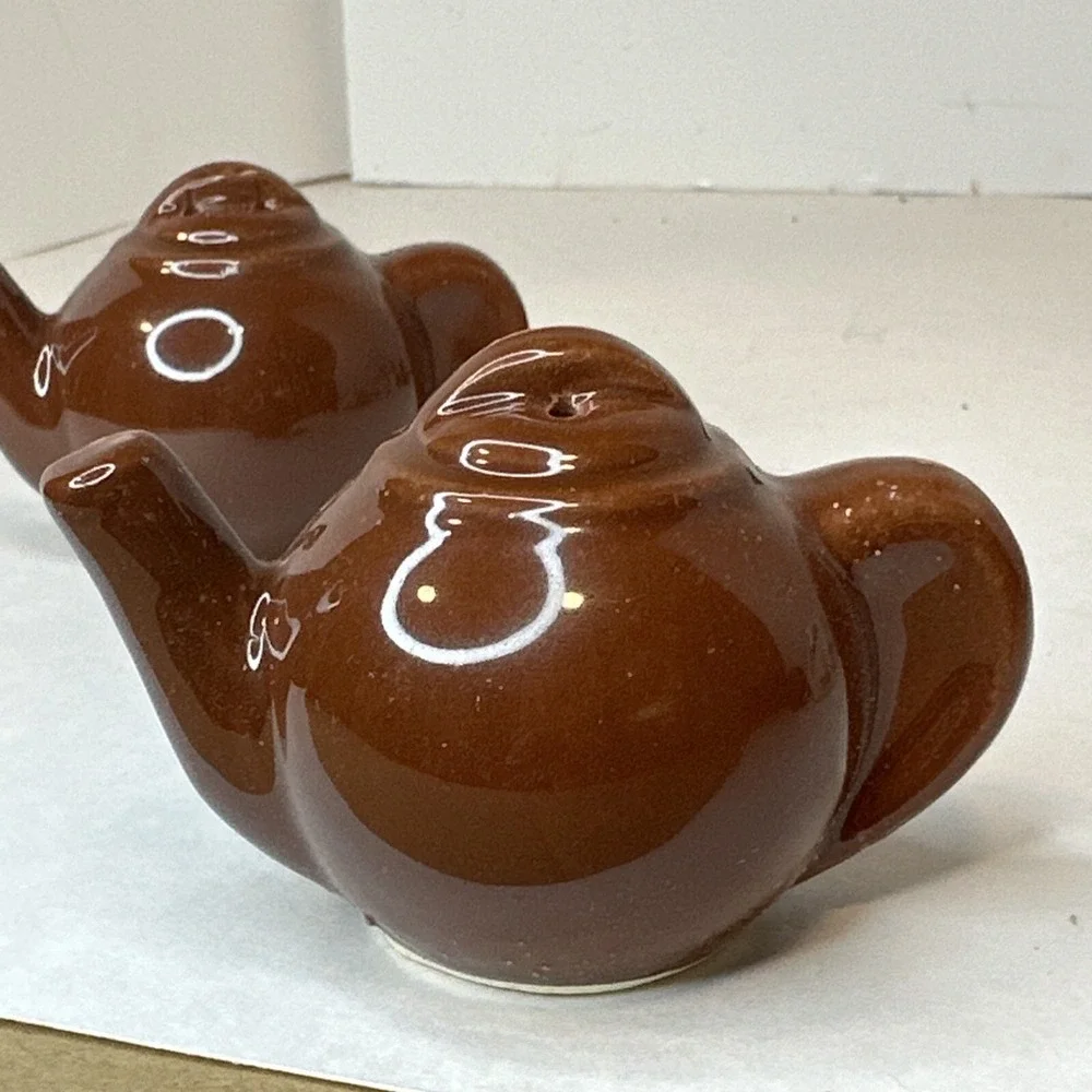 Brown Tea Pot Salt & Pepper Shakers Vintage Hand Painted Made in Japan